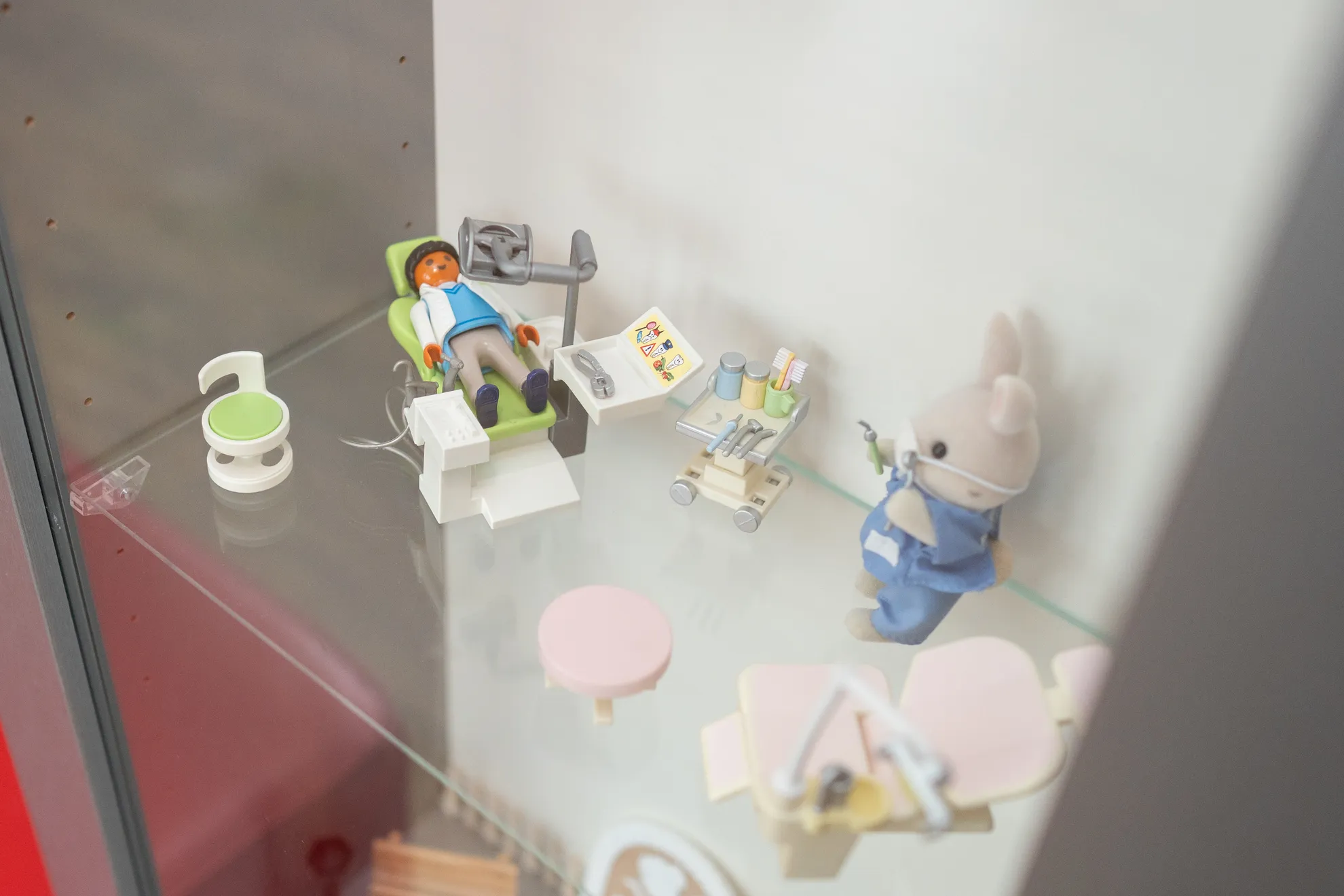 Playmobil Zahnarztversion in der Vitrine