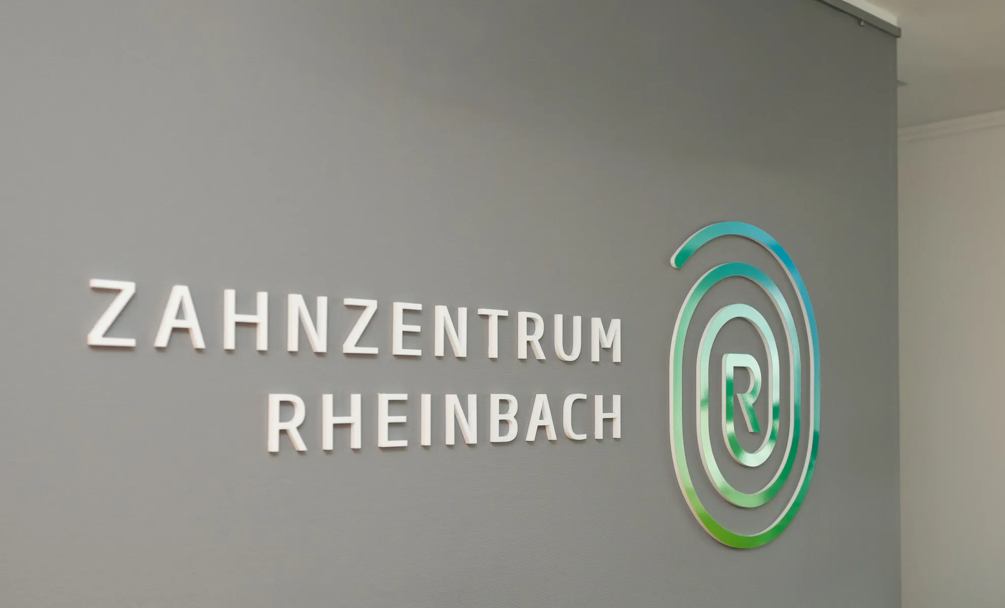 Großes Zahnzentrum Rheinbach Logo an der Wand