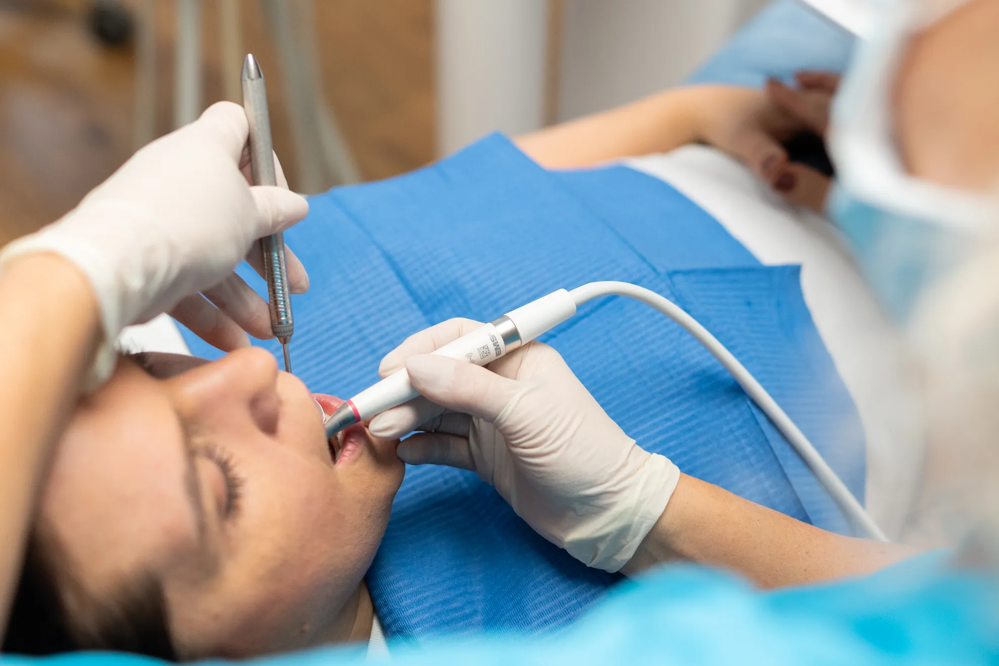 ZFA behandelt Patientin an den Zähnen